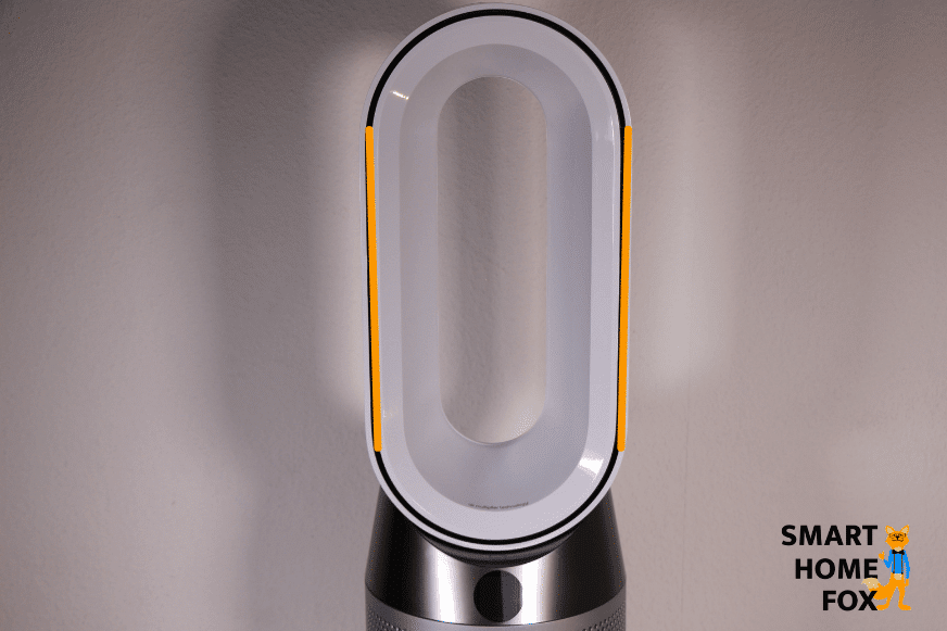 Dyson Pure Hot+Cool HP04 стоит на полке, расположение керамических элементов обозначено